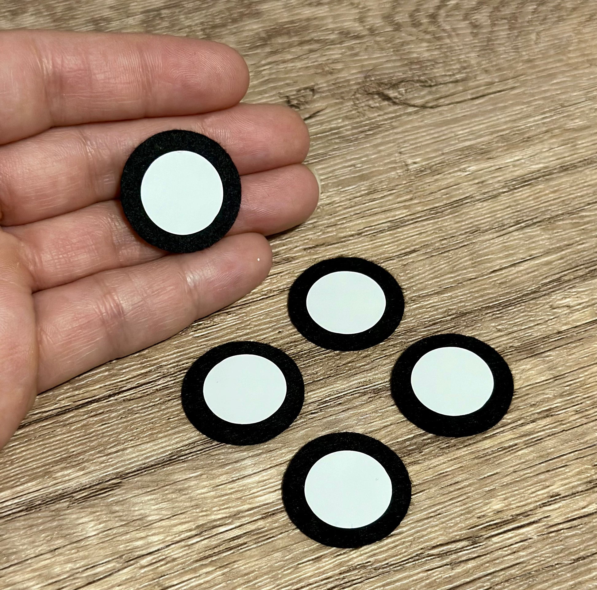 Poké Ball buttons for crochet plush and amigurumi
Character-inspired buttons for sewing and craft projects
Poké Ball buttons for cosplay and handmade accessories
Decorative buttons for crochet plush and apparel
Set of Poké Ball buttons for craft projects